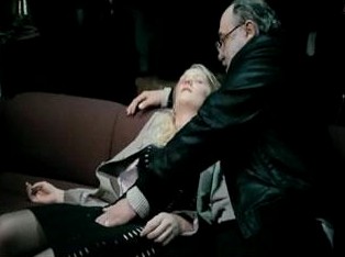 Старый развратник воспользовался беспомощным состоянием девушки